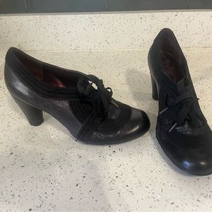 Vintage looking tie front heels.